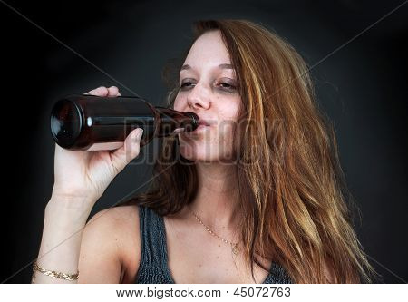 Femme ivre, boire de la bière sur noir