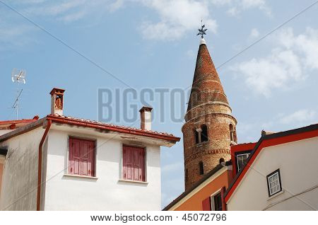 Caorle Belltower ja tulosaineiston rakennukset