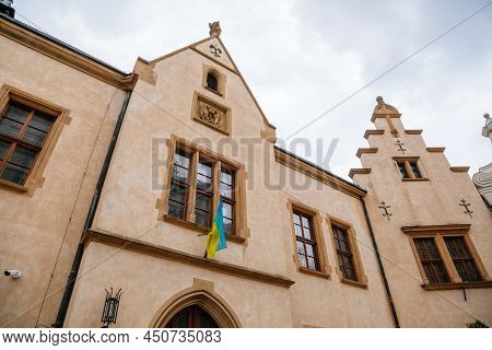 Kutna Hora, Central Bohemian, Czech Republic, 5 March 2022: Italian Courtyard Or Vlassky Dvur With T