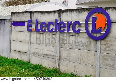 Bordeaux , Aquitaine  France - 03 07 2022 : E.leclerc Text Logo Round Of Hypermarket Chains Foodstuf