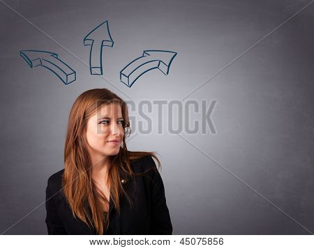 Schöne junge Dame denken mit Pfeilen overhead
