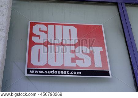 Bordeaux , Aquitaine  France - 03 07 2022 : Sud Ouest French Newspaper Regional Daily Paper Logo Bra