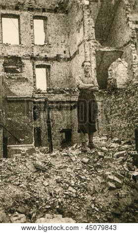 Vintage foto af mand i ruinerne af Gubin, Polen, i 1945 (efter WWII bombningen)