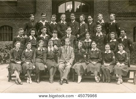 RAWICZ, Polska, CIRCA 1938 - Vintage zdjęcie grupy uczniów (3 Klasa liceum) z 