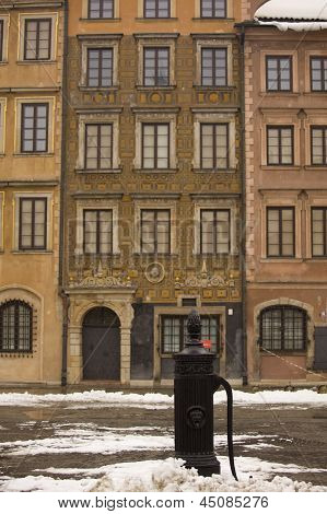 Façades des bâtiments de ville vieux Varsovie