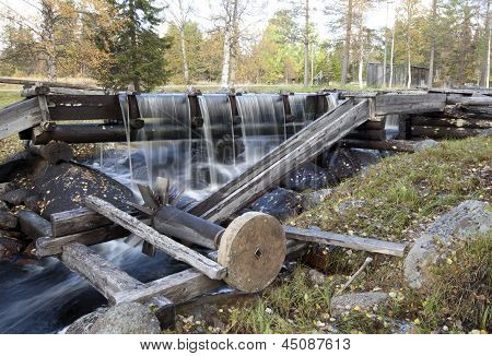 Mindre slibesten i vandstrømmen.