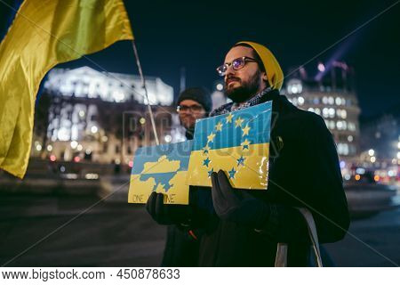 Trafalgar Square, London | Uk -  2022.03.07: Ukrainian People Protest, Thousands Gather To Demand To