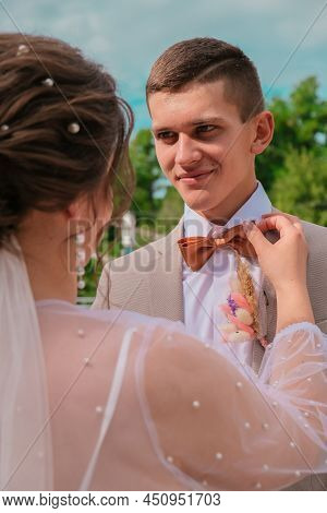Faces Happy Newlyweds In The Pofil. The Bride And Groom Gently Look At Each Other. Groom And Bride. 