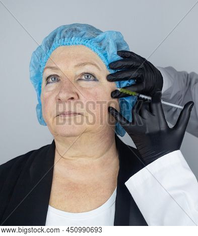 Botulinum Toxin Injection. Senior Woman At The Appointment With A Beautician Who Is Preparing To Giv