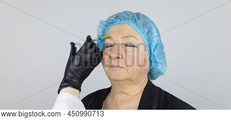 Botulinum Toxin Injection. Senior Woman At The Appointment With A Beautician Who Is Preparing To Giv