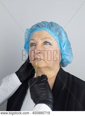 Botulinum Toxin Injection. Senior Woman At The Appointment With A Beautician Who Is Preparing To Giv