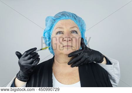 Botulinum Toxin Injection. Senior Woman At The Appointment With A Beautician Who Is Preparing To Giv