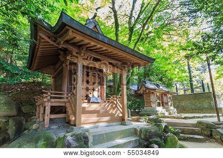 kleine Holz-Schreine in Dazaifu Tenmangu Bereich