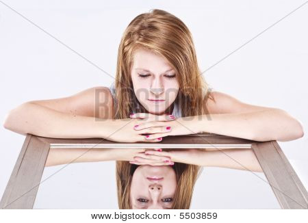 Young Woman looking in einen Spiegel