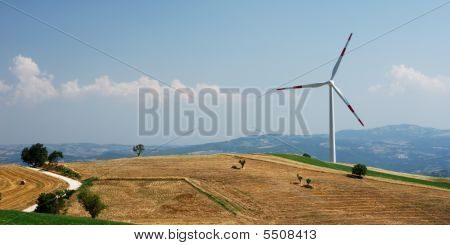 Panorama di Molise con turbina eolica