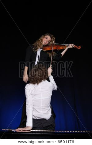 Twee mooie jonge vrouwen met viool en Piano