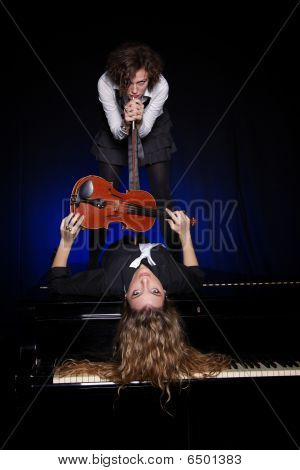 Twee mooie jonge vrouwen met viool en Piano