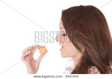 Donna attraente con una torta