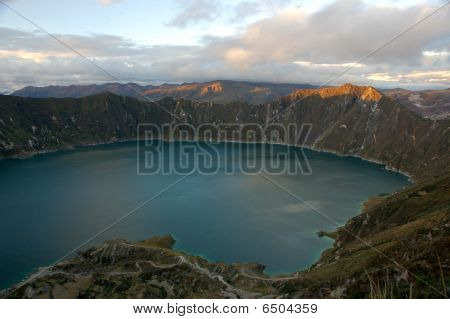 Laguna Quilotoa na zachodzie słońca, Andach Ekwadoru.