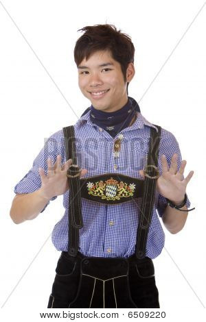 Giovane bello felice In bavarese Oktoberfest in pelle pantaloni uomo (lederhose)