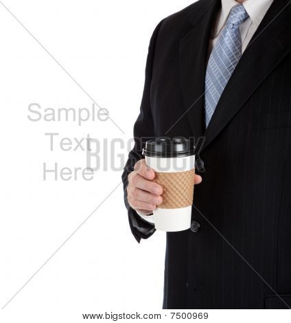 Un uomo d'affari tiene una tazza di caffè
