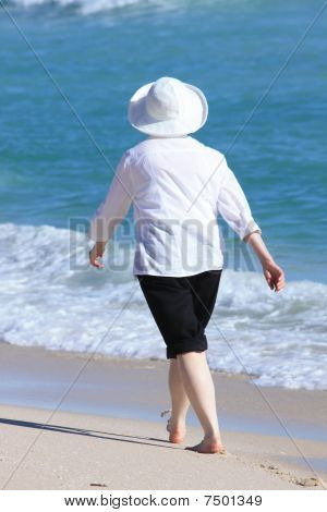 Senhora tomando um passeio na praia