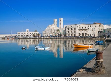 Paisaje del puerto de Molfetta. Apulia.