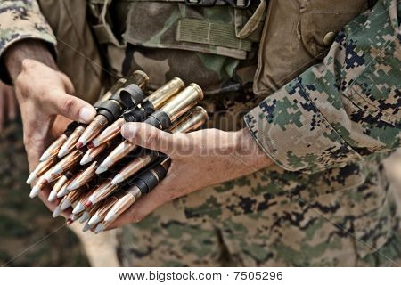 militärisches Personal hält Kaliber.50 Bmg Runde