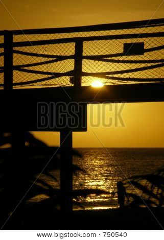 O pôr do sol por trás do cais