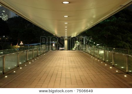 สะพานลอยในเวลากลางคืน