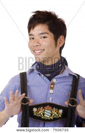 Young Asian In bavarese Oktoberfest pantaloni di cuoio (lederhose)