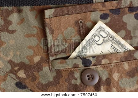 Vijf dollar in de uniforme zak