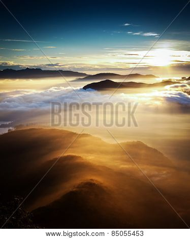 Amazing sunrise seen from Sri Pada