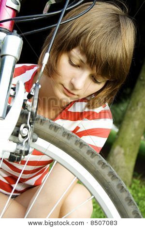 Giovane ragazza ripara biciclette