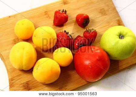 diversity of ftuit on the kitchen board