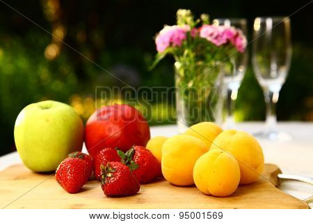 diversity of ftuit on the kitchen board