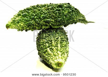 Karela fresco biologico e uno sfondo luminoso