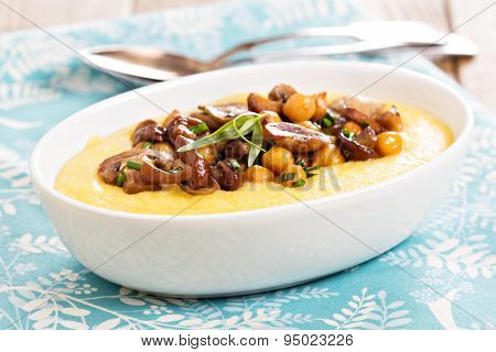 Polenta with spicy muchrooms and chickpeas