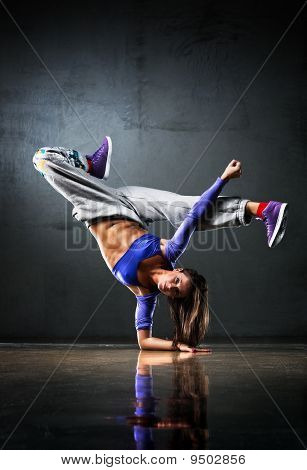 Ung kvinde danser