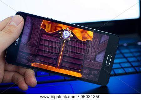 Man playing Heartstone on Samsung phone