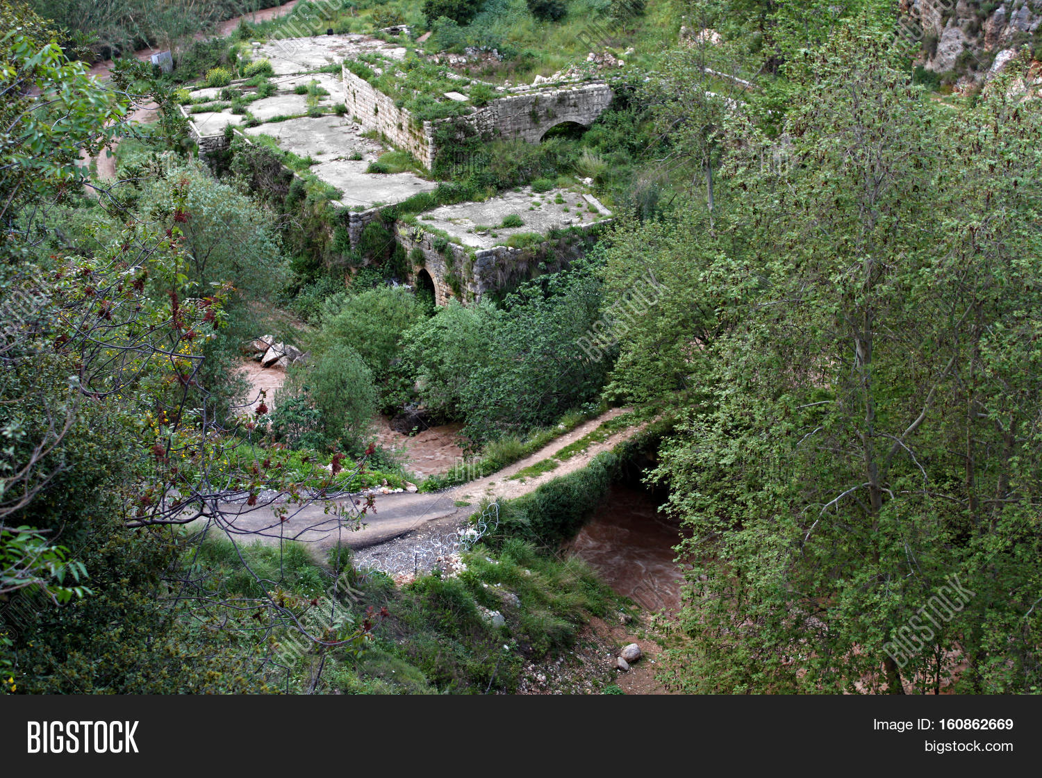 Руины security bridge. Руины security bridge. Забор крепость. Fnaf 9 security breach ruin. Старый каменный мост.