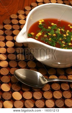 zuppa di pomodoro con crostini di pane sul tavolo di legno