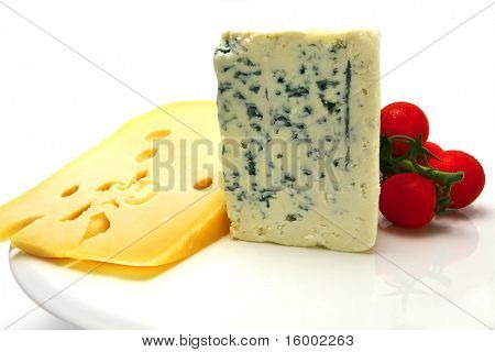 schweiziske og roquefort ost trekanter på fad