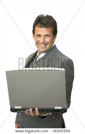 l'homme regarde sur ordinateur portable sur fond blanc