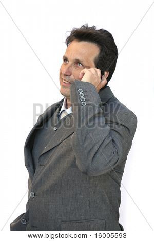 l'homme parle sur téléphone mobile sur fond blanc