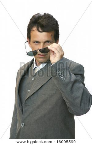 homme en costume avec lunettes de soleil sur fond blanc