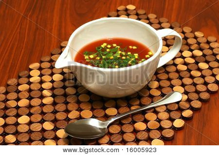 zuppa di pomodoro con crostini di pane sul tavolo di legno