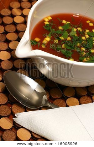 zuppa di pomodoro verdure con crostini di pane sul tavolo di legno