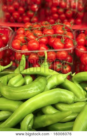 Paprika und Tomaten Cherry am Marktplatz