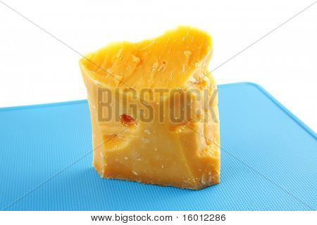 Stück solide Gauda Käse auf blau board